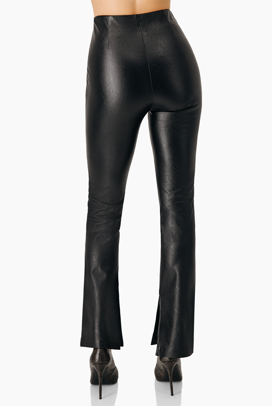Pantalón negro de ecopiel con tiro alto y abertura en ruedos