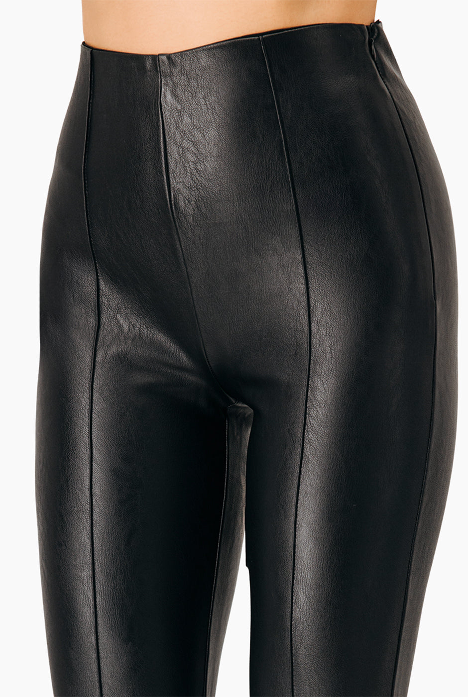 Pantalón negro de ecopiel con tiro alto y abertura en ruedos