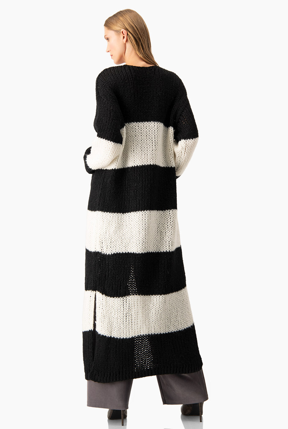 Cárdigan largo a rayas en tejido crochet blanco y negro