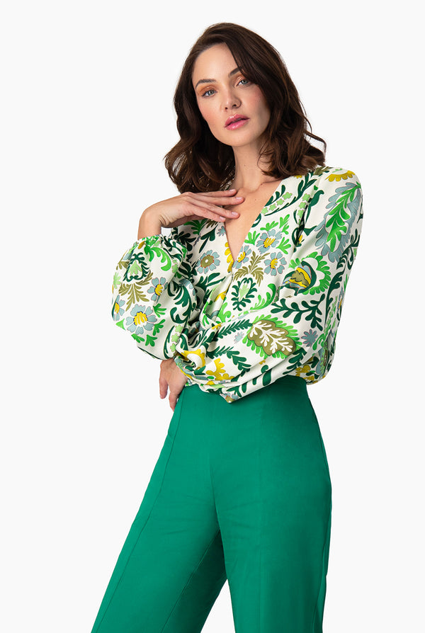 Blusa de manga larga amplia y escote en V