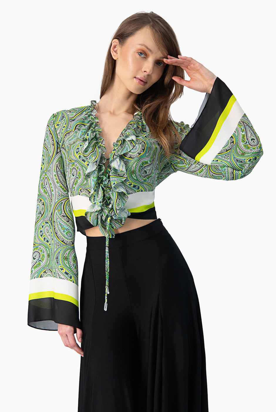 Blusa corta de manga larga acampanada