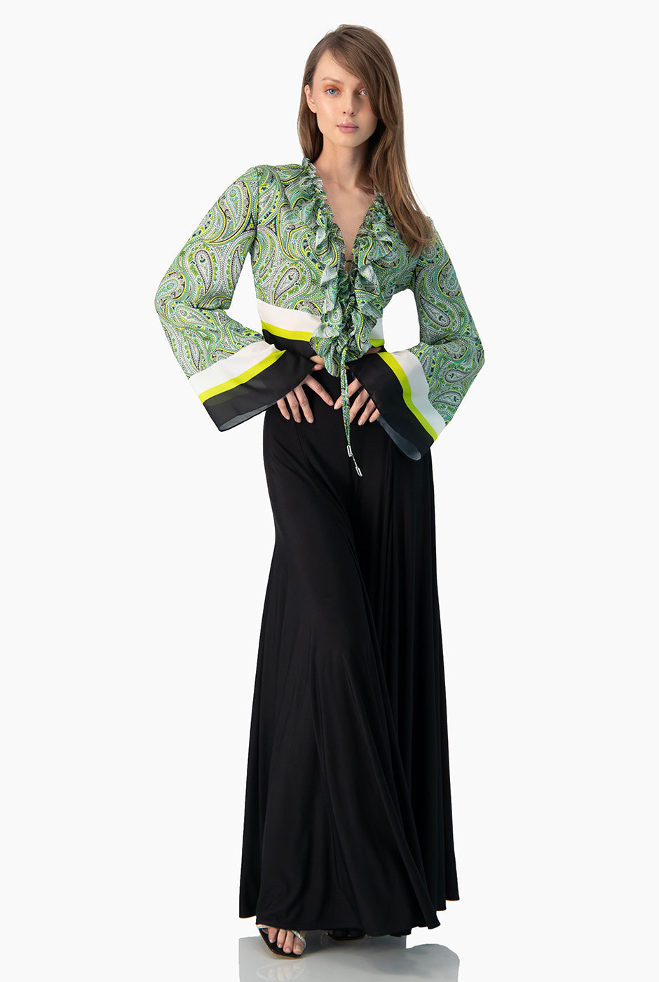 Blusa corta de manga larga acampanada