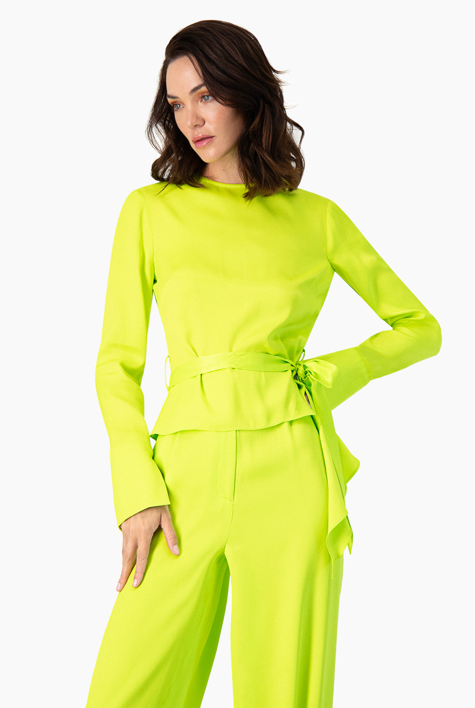 Blusa asimetrica de manga larga con cinta