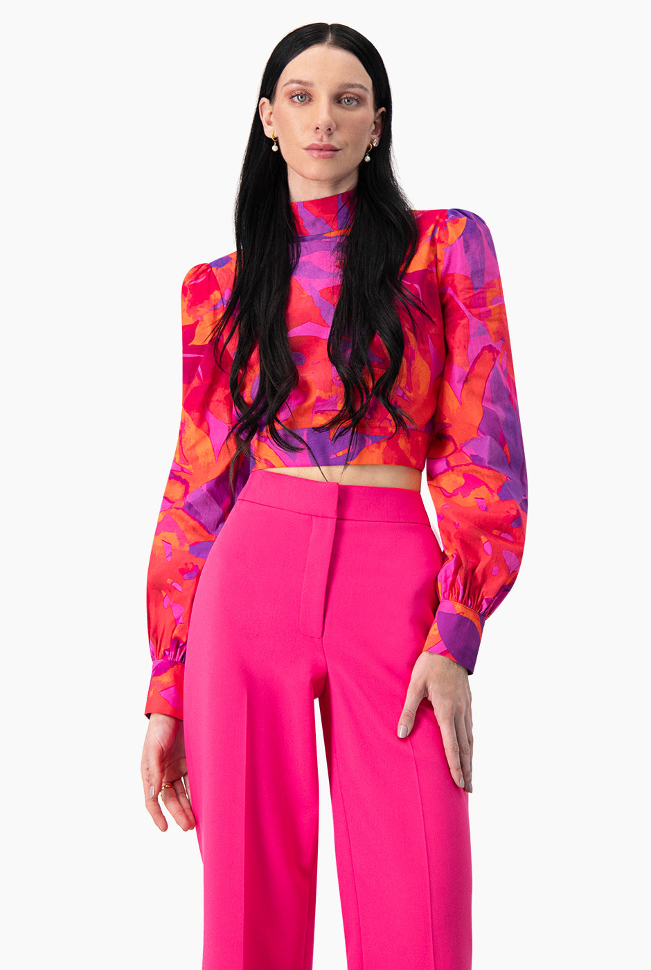 Blusa corta de manga larga con puños y cuello alto