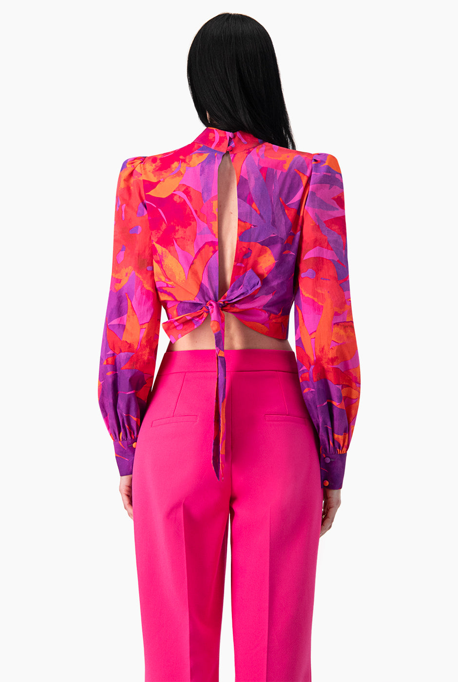 Blusa corta de manga larga con puños y cuello alto