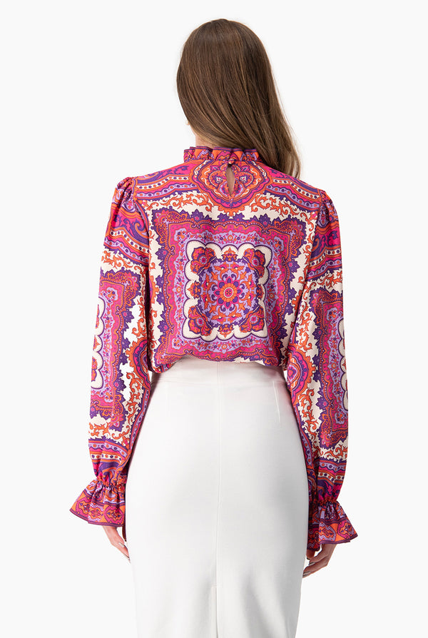 Blusa de manga larga estampada y cuello alto