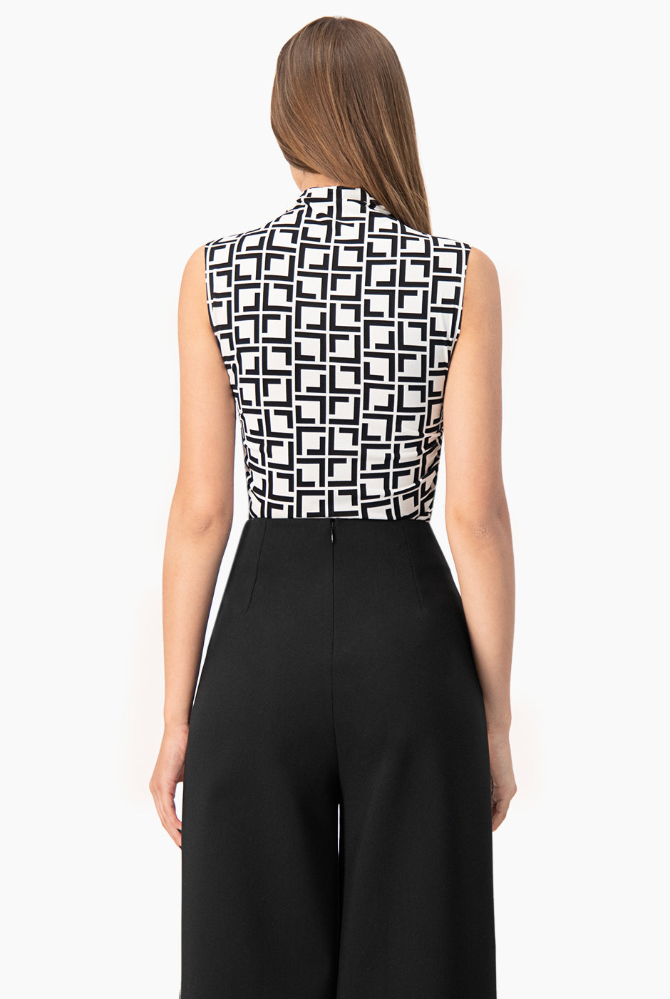 Blusa estampada sin mangas y cuello alto
