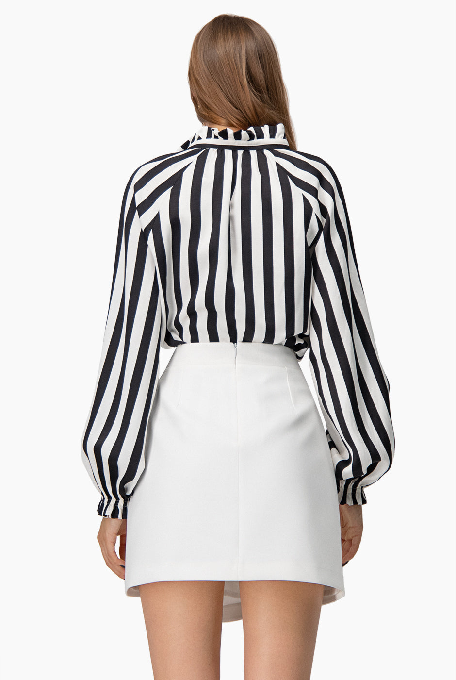 Blusa de escote en V y cuello alto