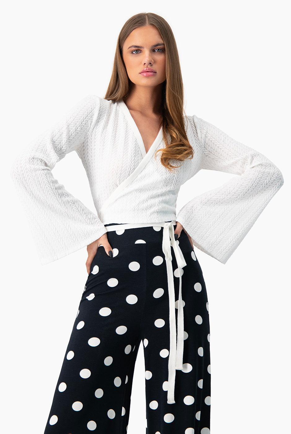 Blusa tejida con manga larga acampanada y escote en V