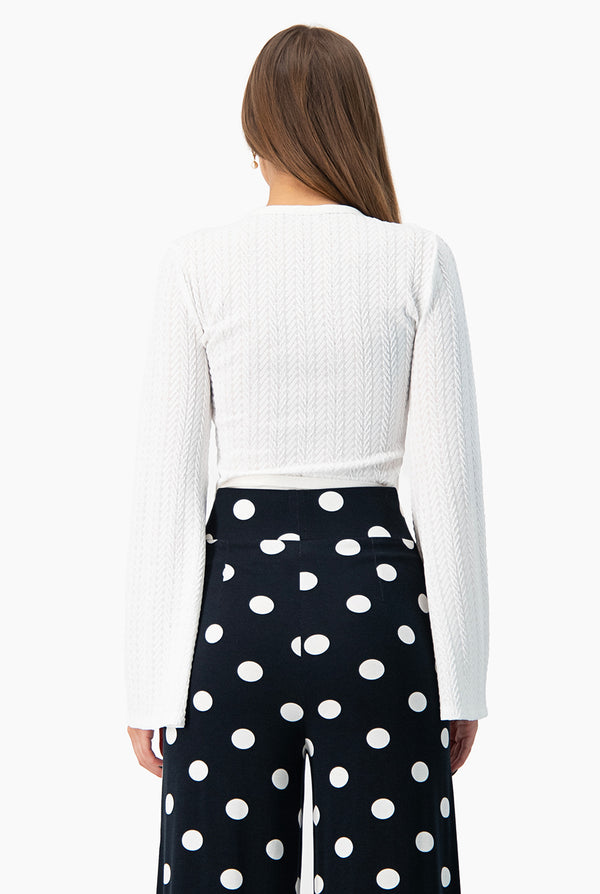Blusa tejida con manga larga acampanada y escote en V