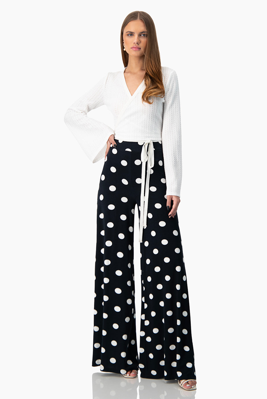 Blusa tejida con manga larga acampanada y escote en V