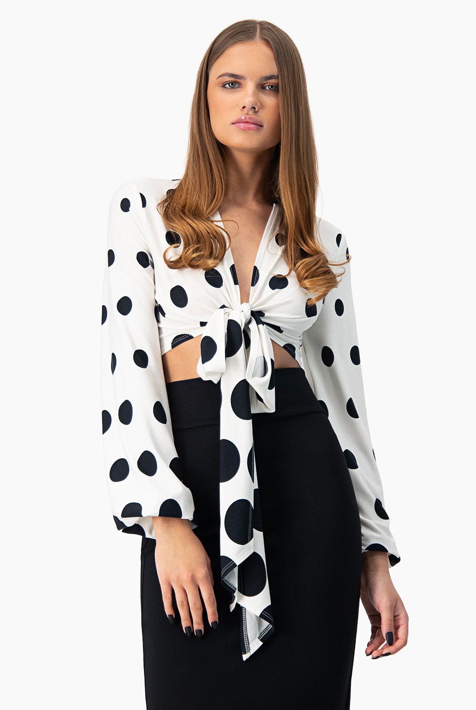 Blusa corta cruzada con estampado de lunares