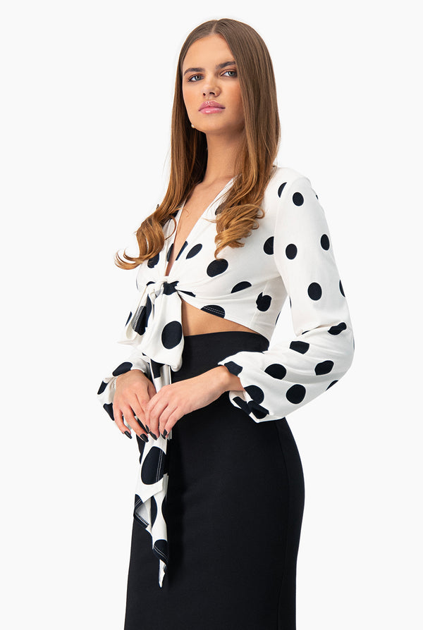 Blusa corta cruzada con estampado de lunares