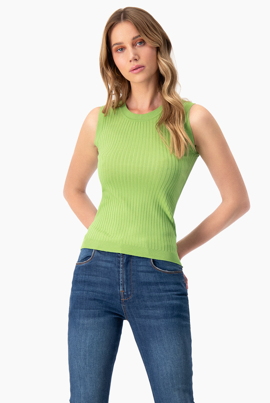 Blusa sin mangas color verde botella