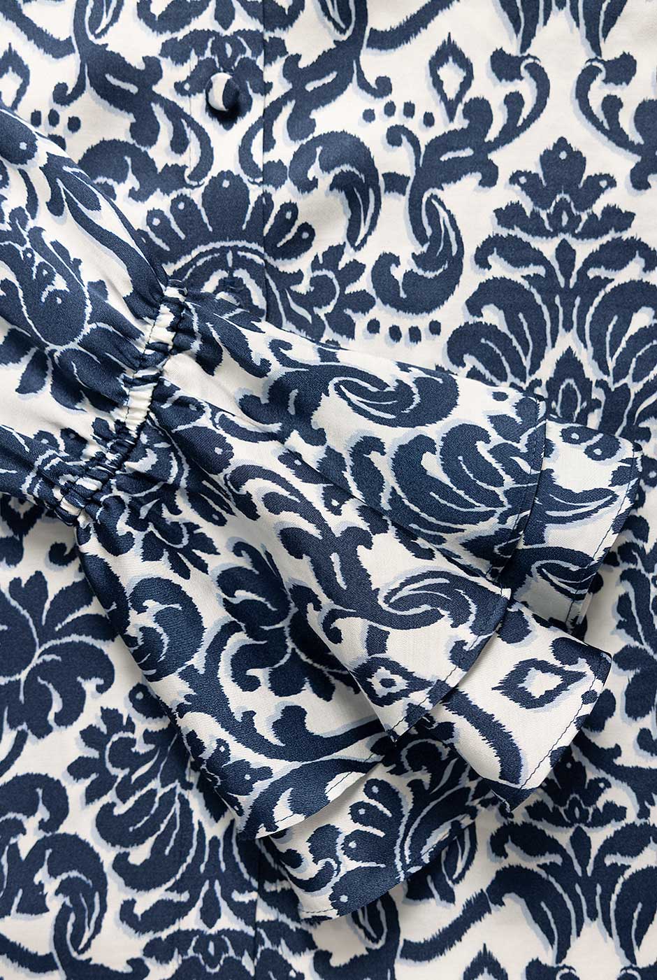 Blusa camisera de manga larga estampada en azul marino con botones frontales, marca Ivonne