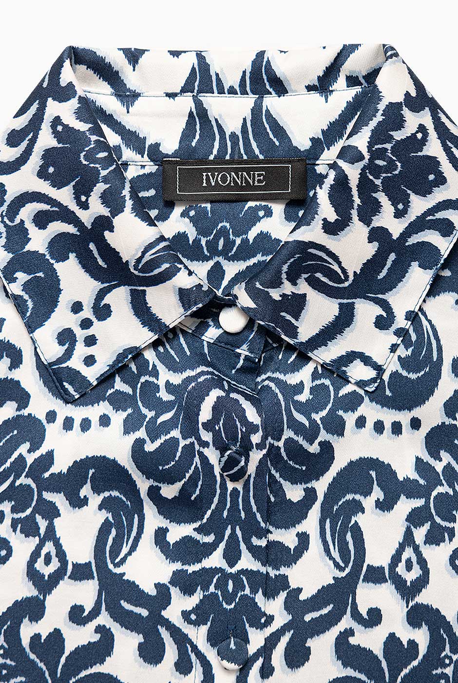 Blusa camisera de manga larga estampada en azul marino con botones frontales, marca Ivonne