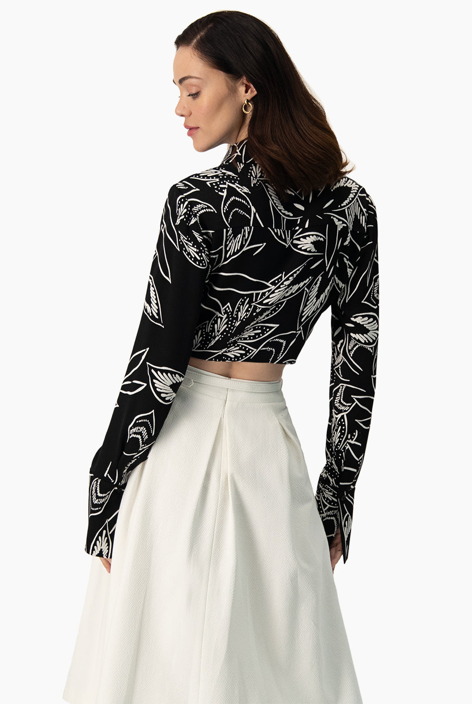 Blusa estampada negra con amarre frontal, cuello camisero y manga larga de Ivonne
