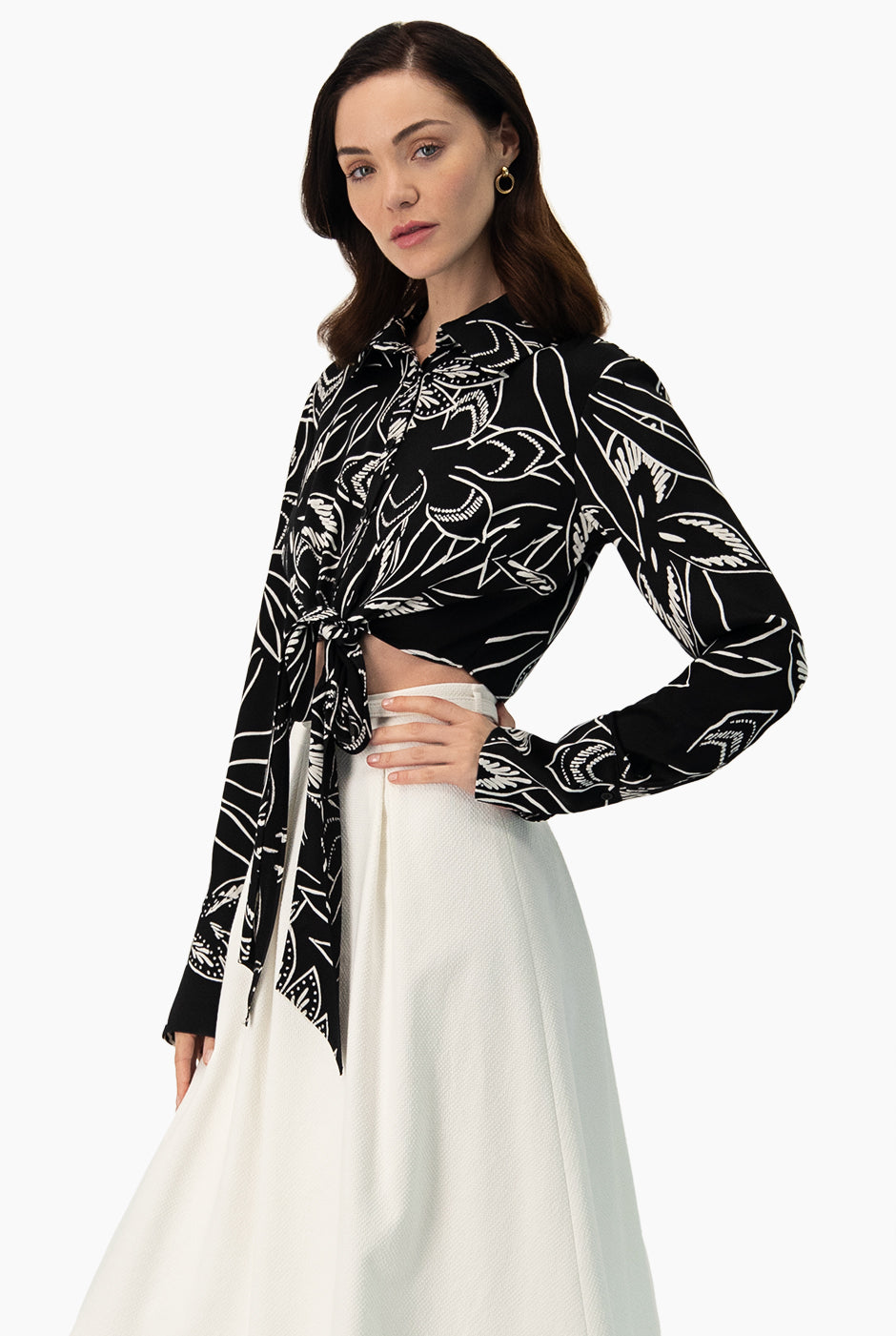 Blusa estampada negra con amarre frontal, cuello camisero y manga larga de Ivonne