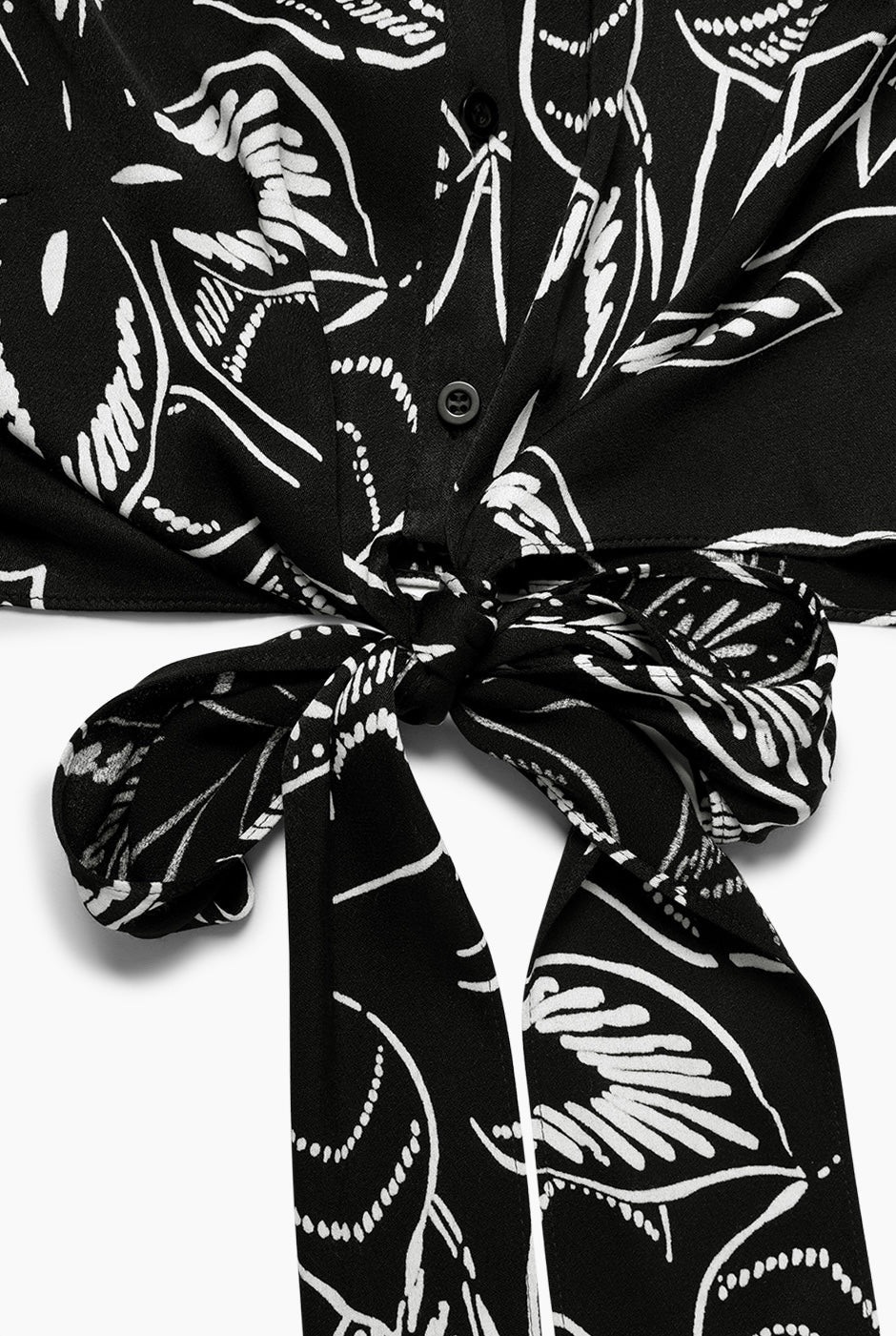 Blusa estampada negra con amarre frontal, cuello camisero y manga larga de Ivonne