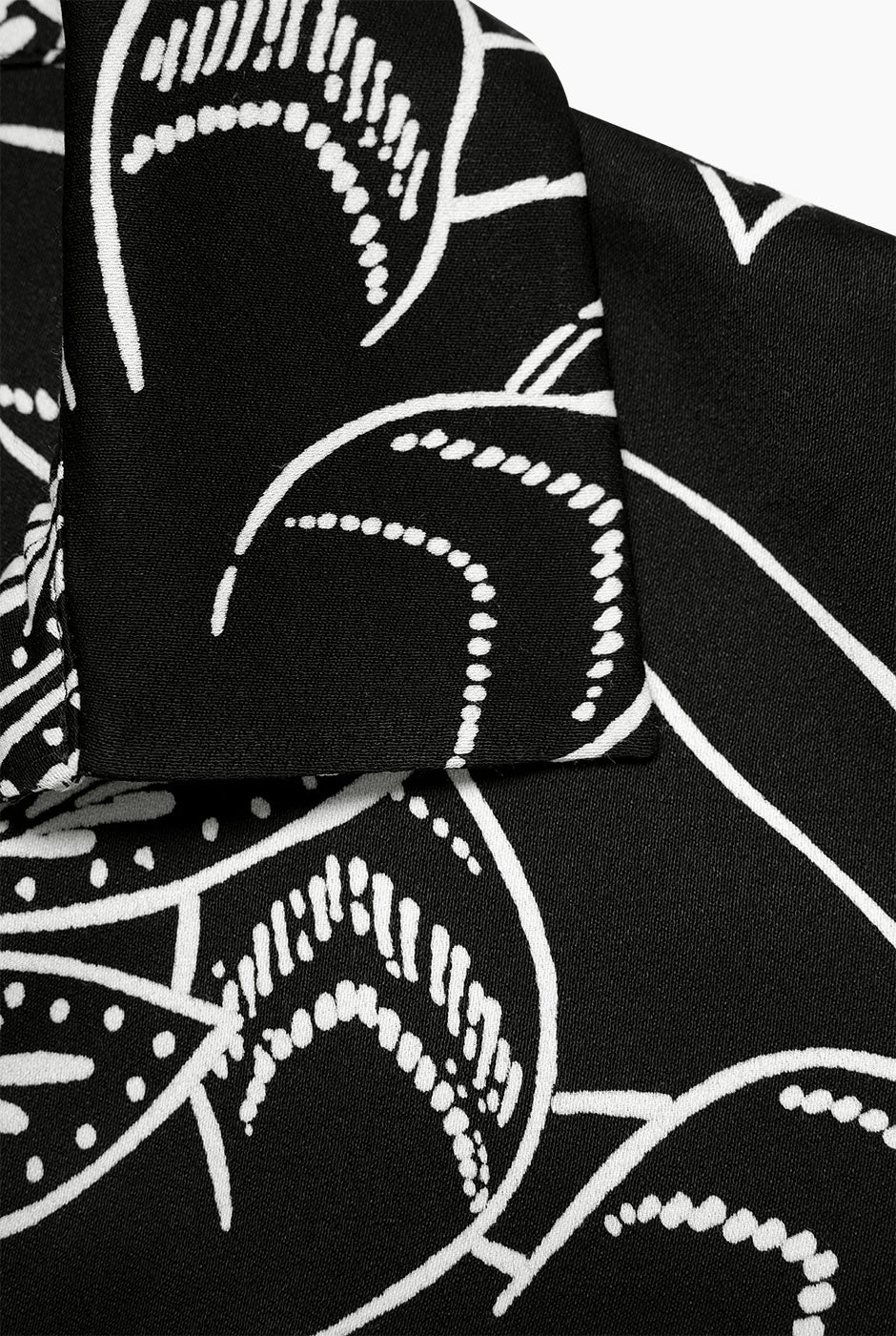 Blusa estampada negra con amarre frontal, cuello camisero y manga larga de Ivonne