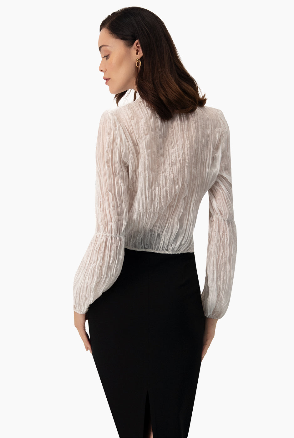 Blusa blanca de moño en cuello de Ivonne, manga larga y estilo recto