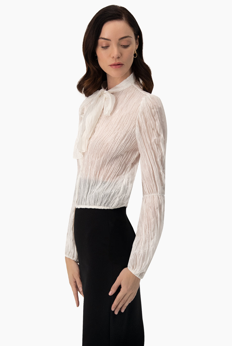 Blusa blanca de moño en cuello de Ivonne, manga larga y estilo recto