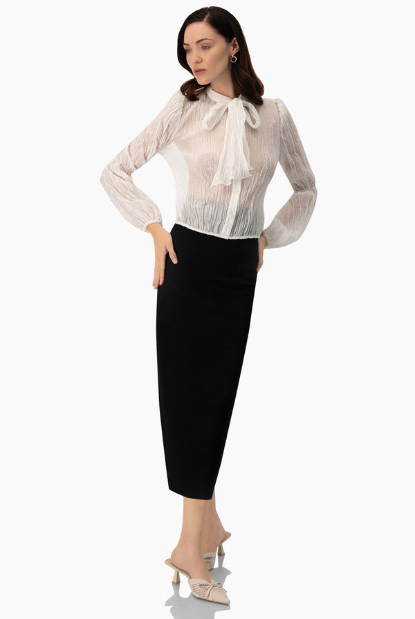 Blusa blanca de moño en cuello