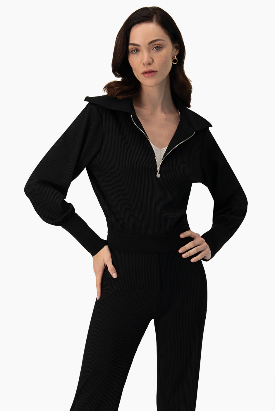 Blusa recta negra con cuello y puños de Ivonne