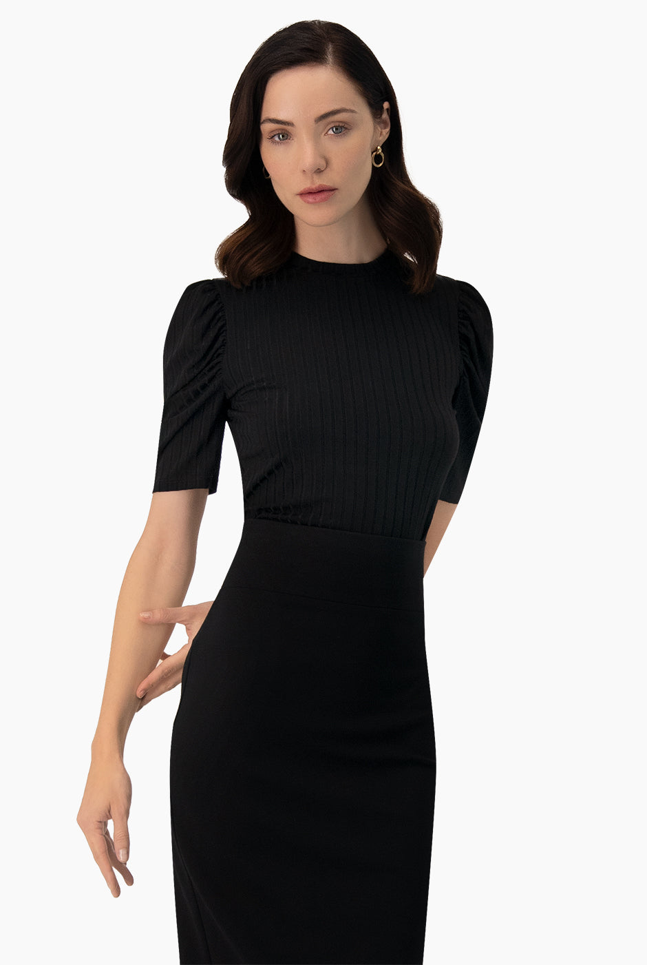 Blusa negra de hombro abullonado en tejido de canalé, diseño elegante y moderno de Ivonne