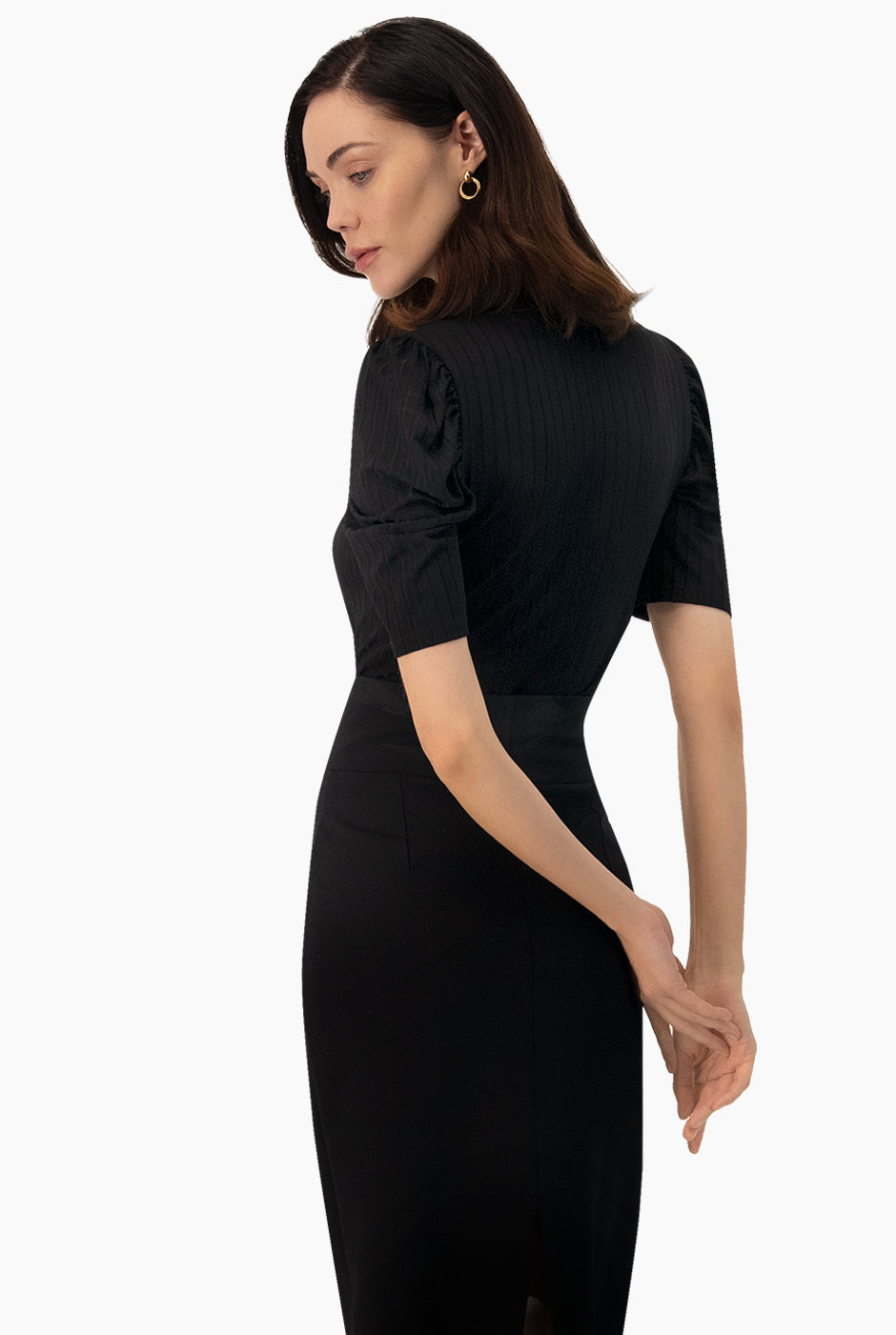 Blusa negra de hombro abullonado en tejido de canalé, diseño elegante y moderno de Ivonne