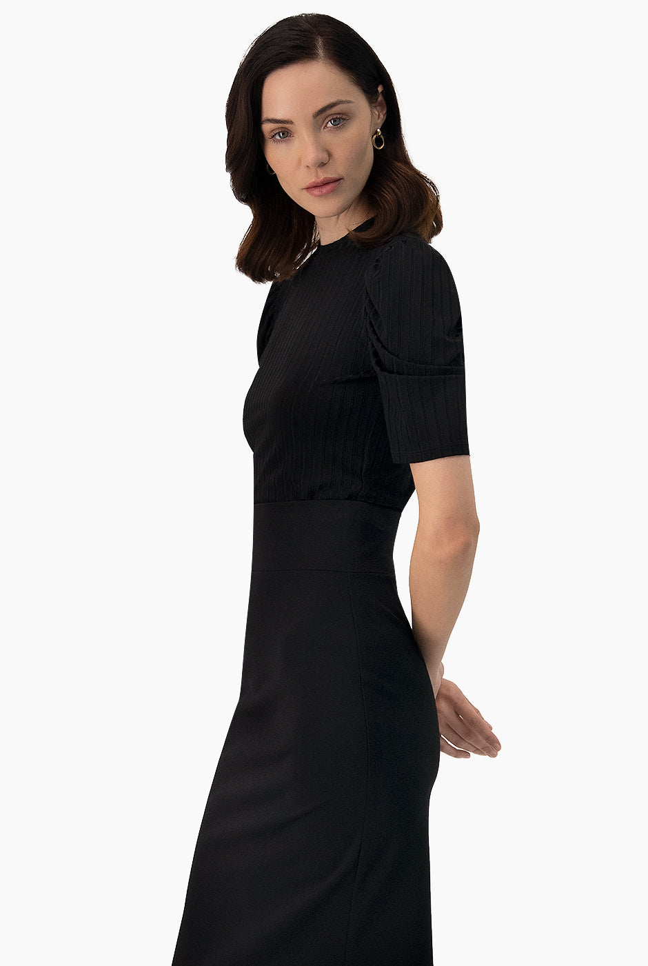 Blusa negra de hombro abullonado en tejido de canalé, diseño elegante y moderno de Ivonne