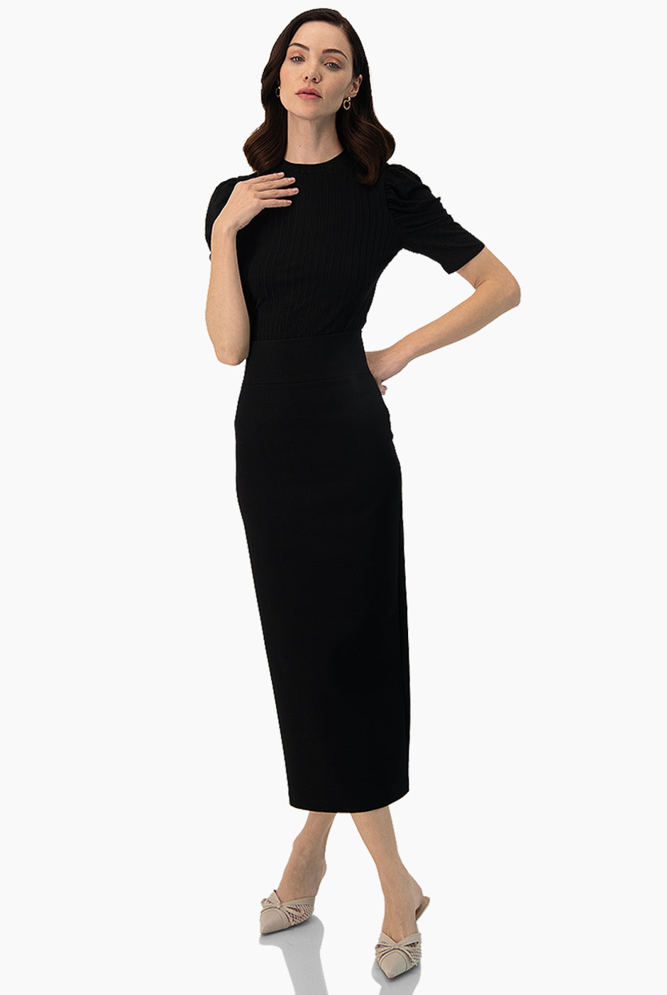 Blusa negra de hombro abullonado en tejido de canalé, diseño elegante y moderno de Ivonne