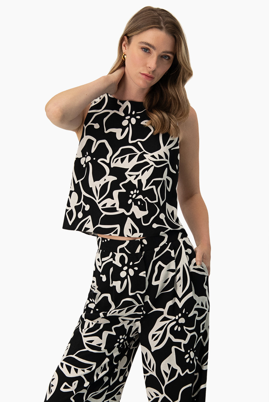 Top corto negro con espalda abierta y estampado de Ivonne, elegante y sofisticado