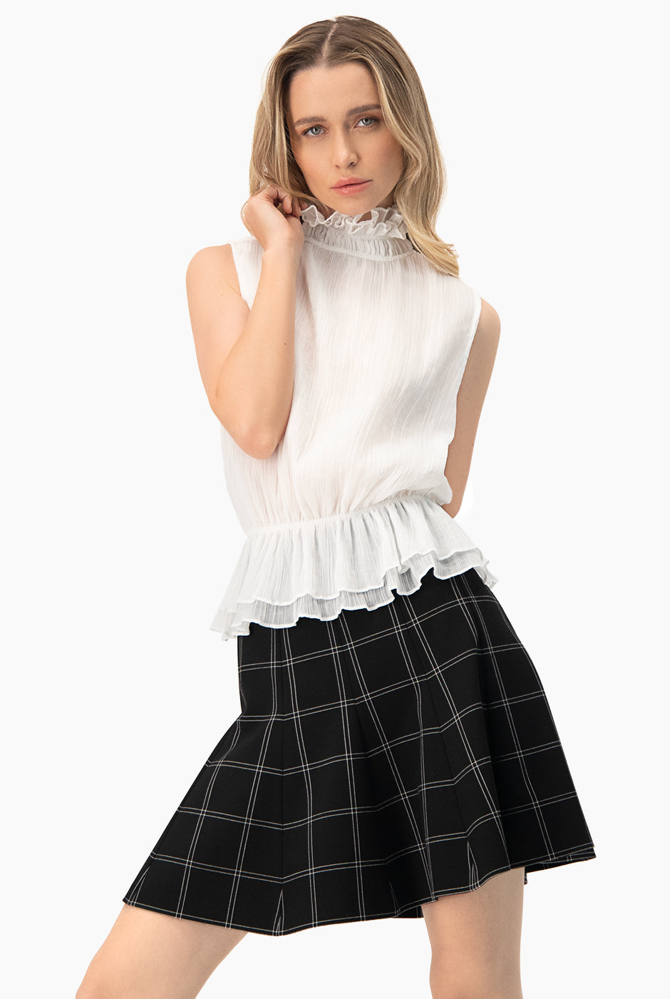 Blusa blanca de cuello alto y sin mangas con detalle plisado