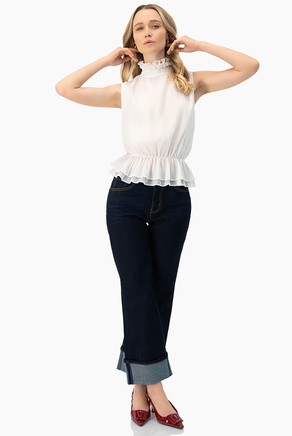 Blusa blanca de cuello alto y sin mangas con detalle plisado