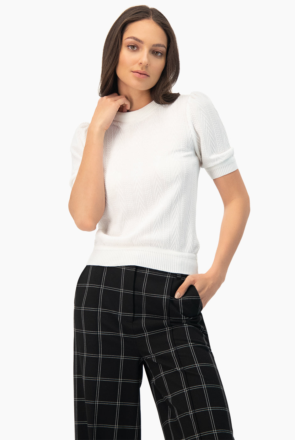 Blusa recta blanca tejida, manga corta y cuello redondo.