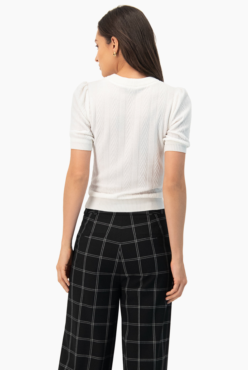 Blusa recta blanca tejida, manga corta y cuello redondo.