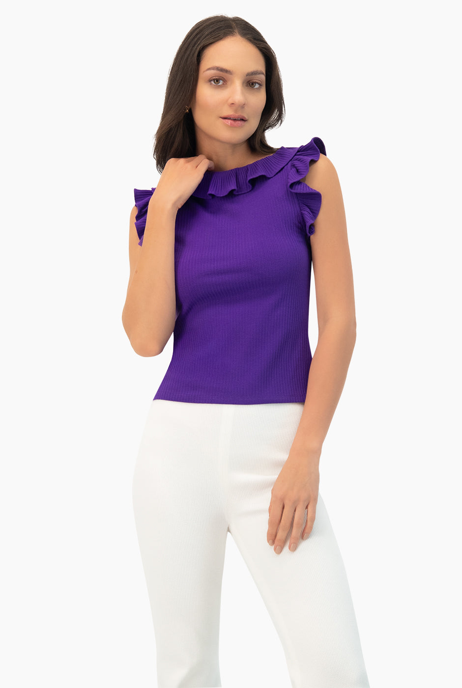 Blusa morada de escote redondo con olanes en sisa