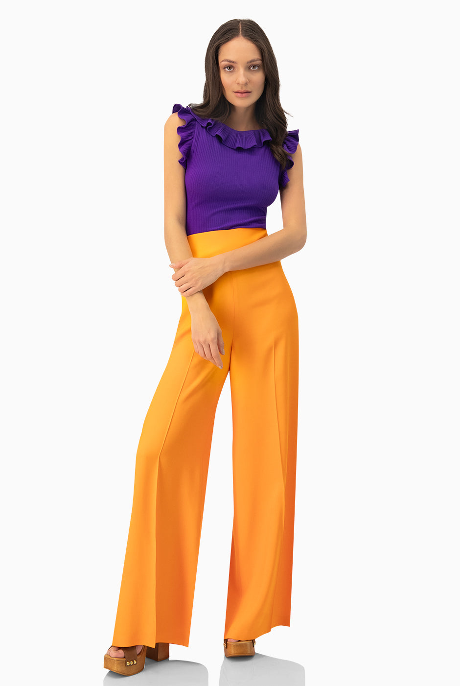 Blusa morada de escote redondo con olanes en sisa