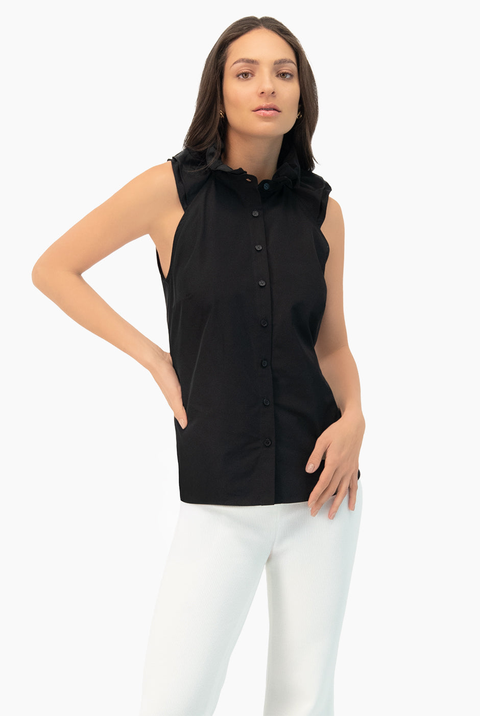 Blusa negra de cuello alto con botones frontales