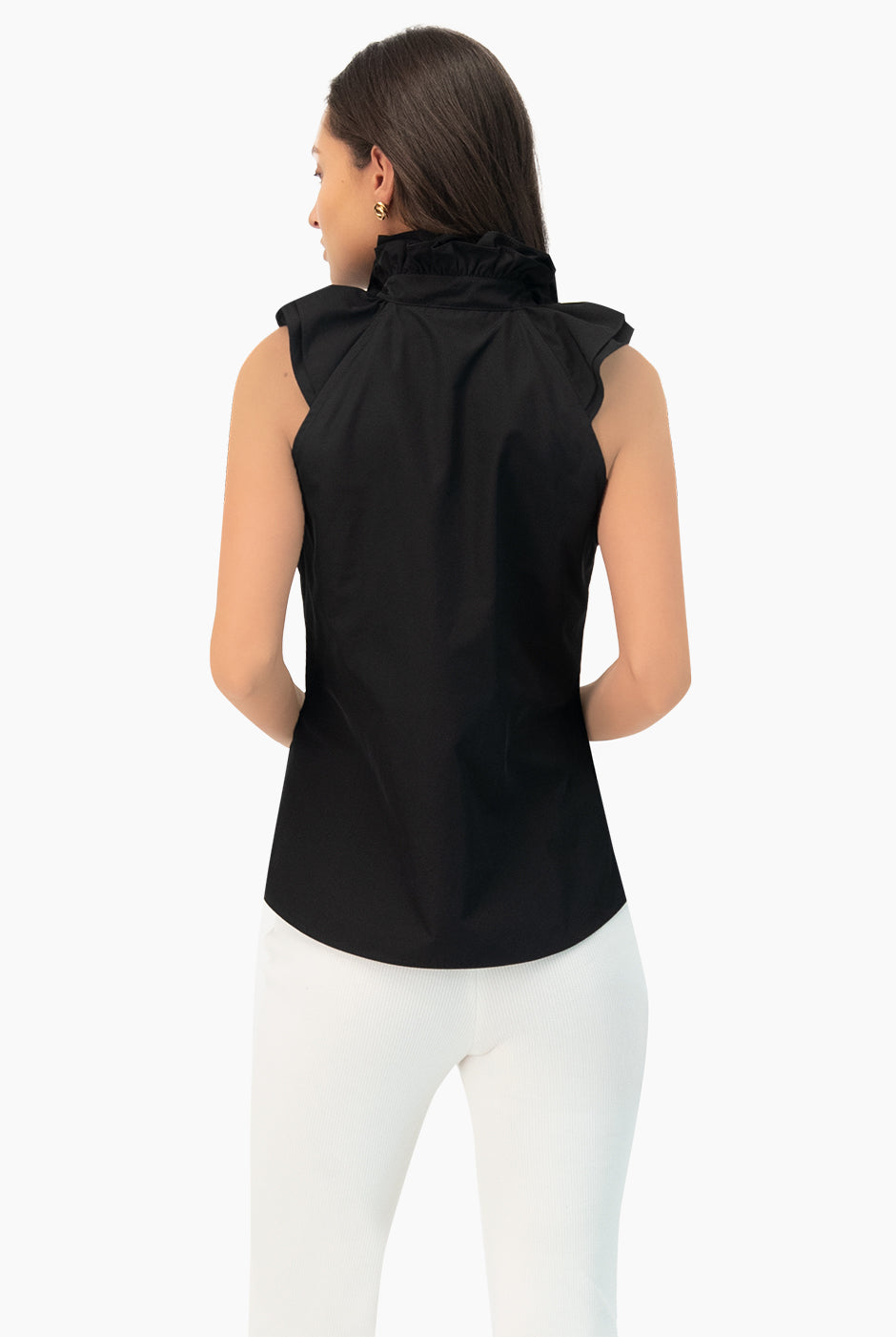 Blusa negra de cuello alto con botones frontales