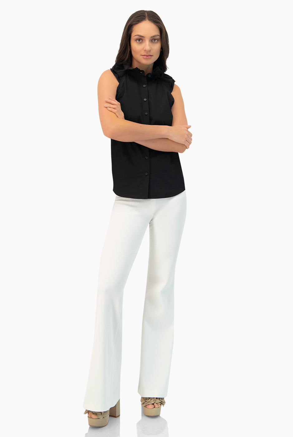 Blusa negra de cuello alto con botones frontales