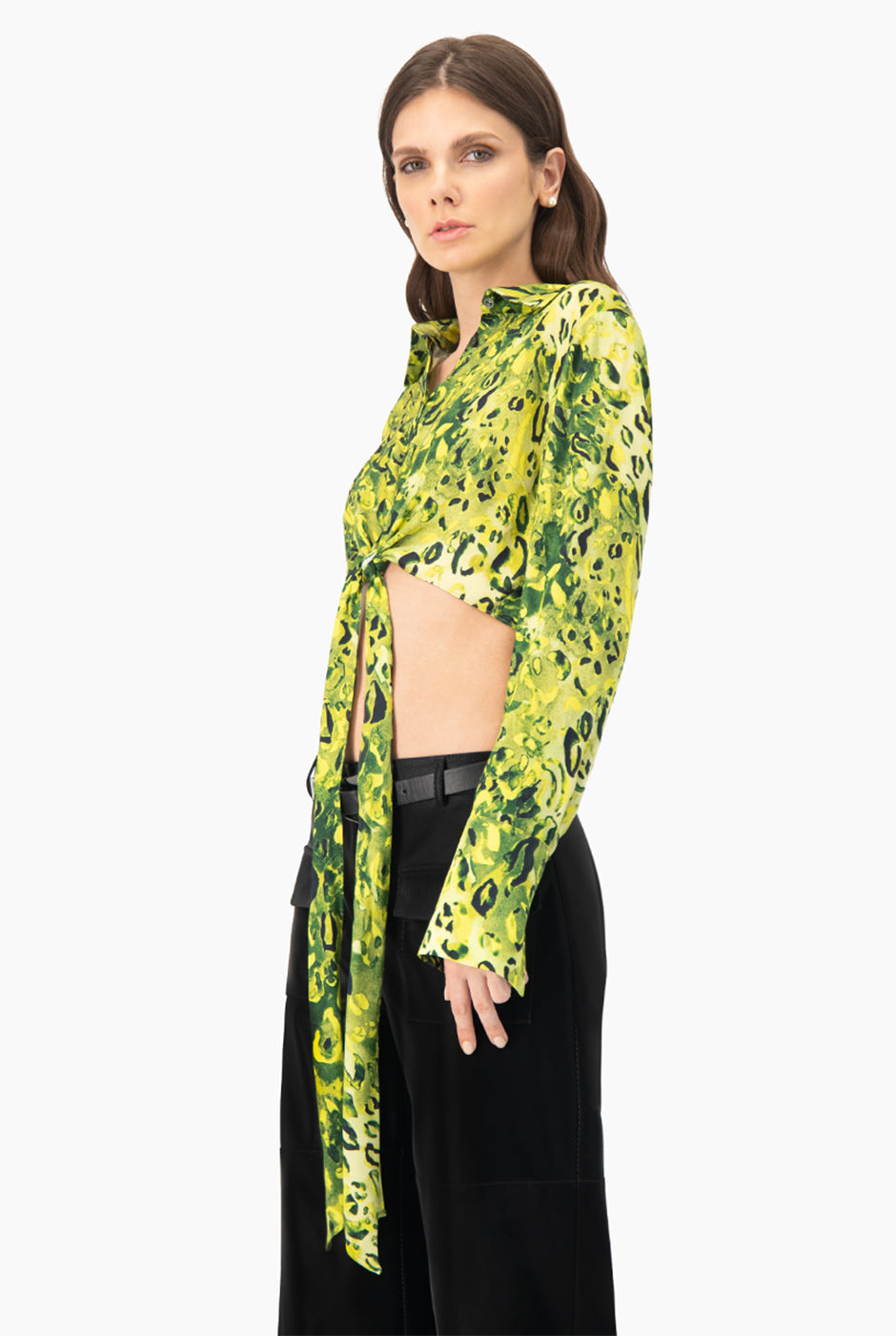 Blusa verde con estampado animal y nudo frontal