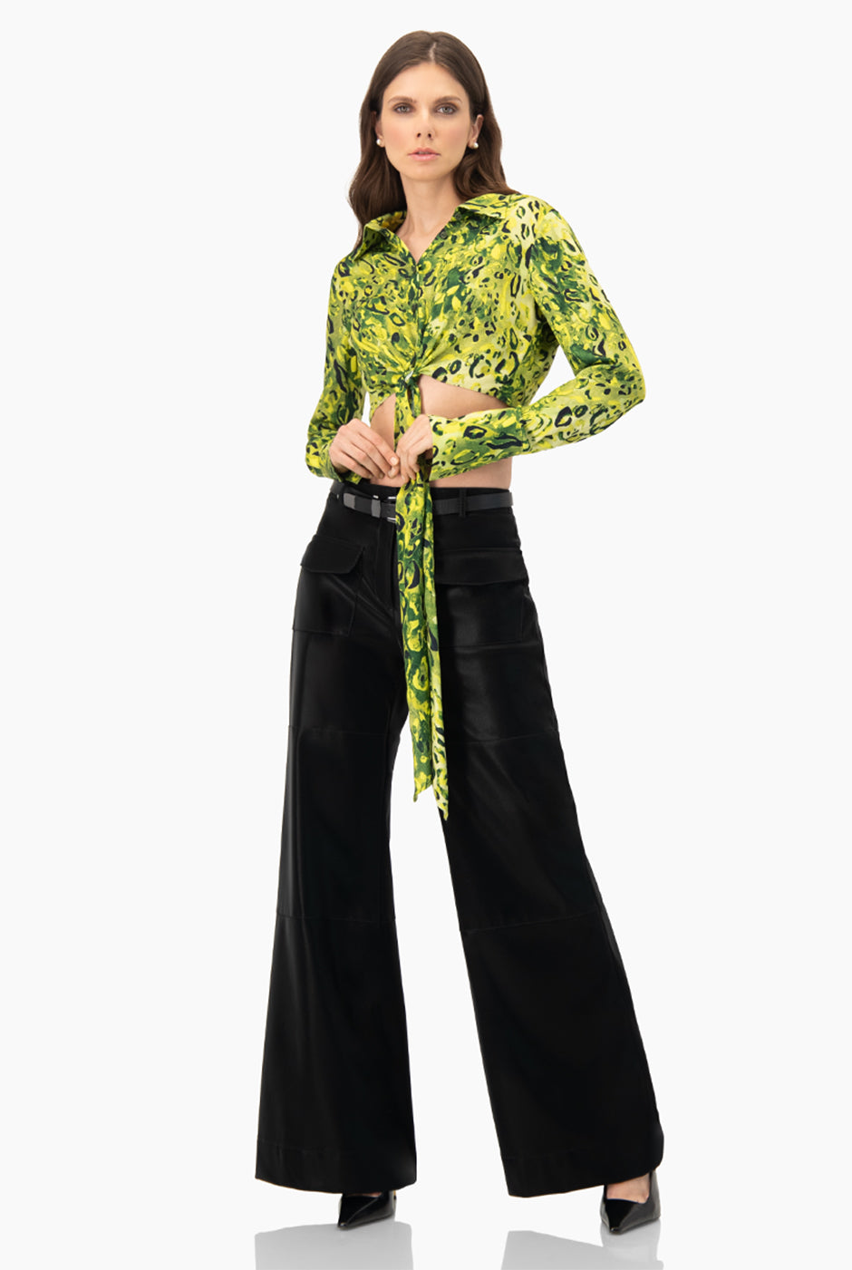Blusa verde con estampado animal y nudo frontal