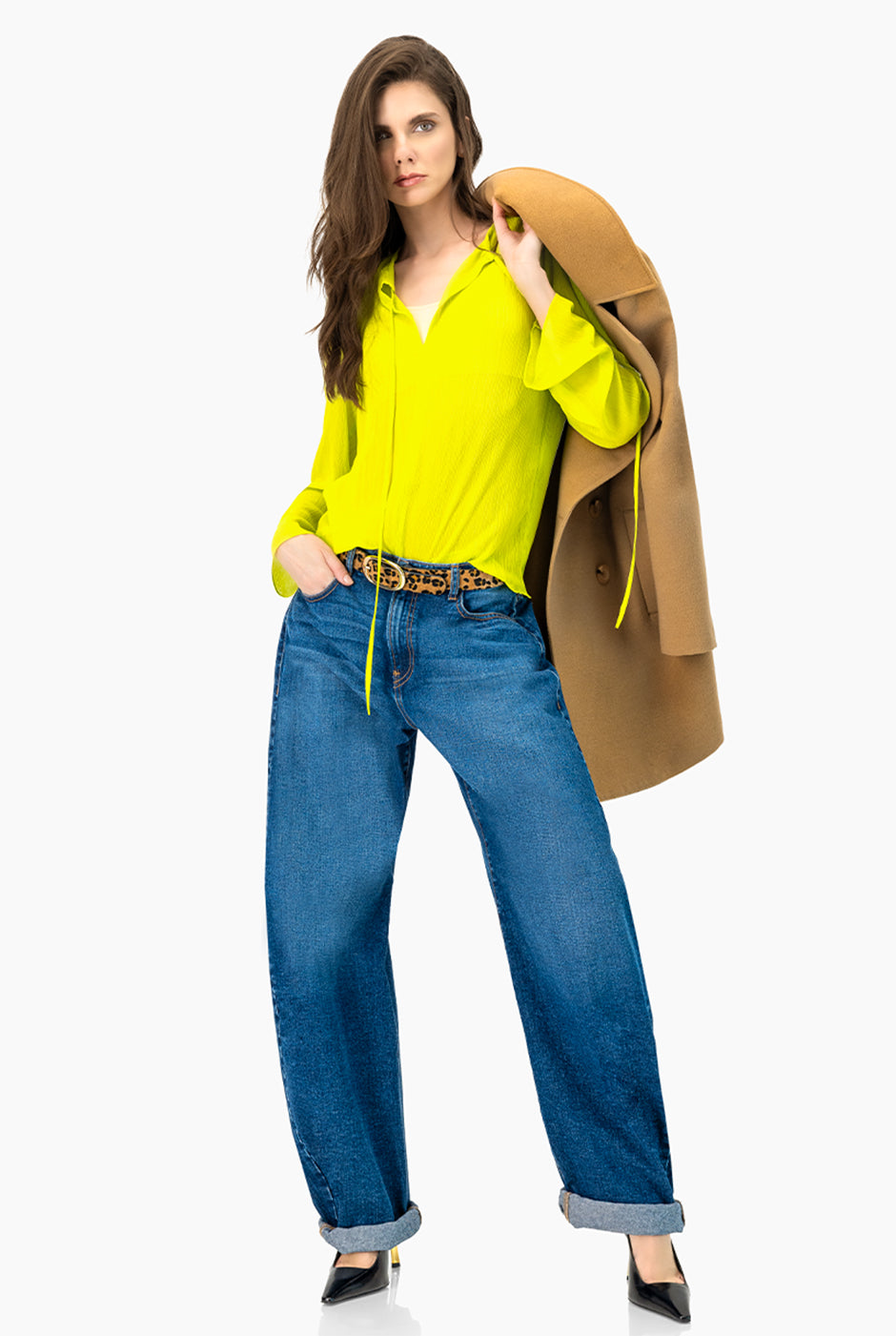 Blusa verde larga con escote en V y textura plisada
