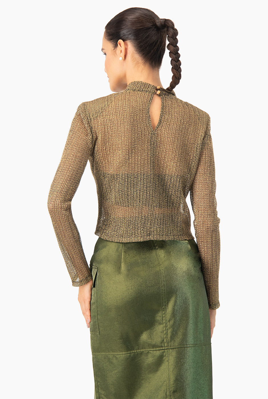 Blusa dorada corta de manga larga con cuello alto y textura