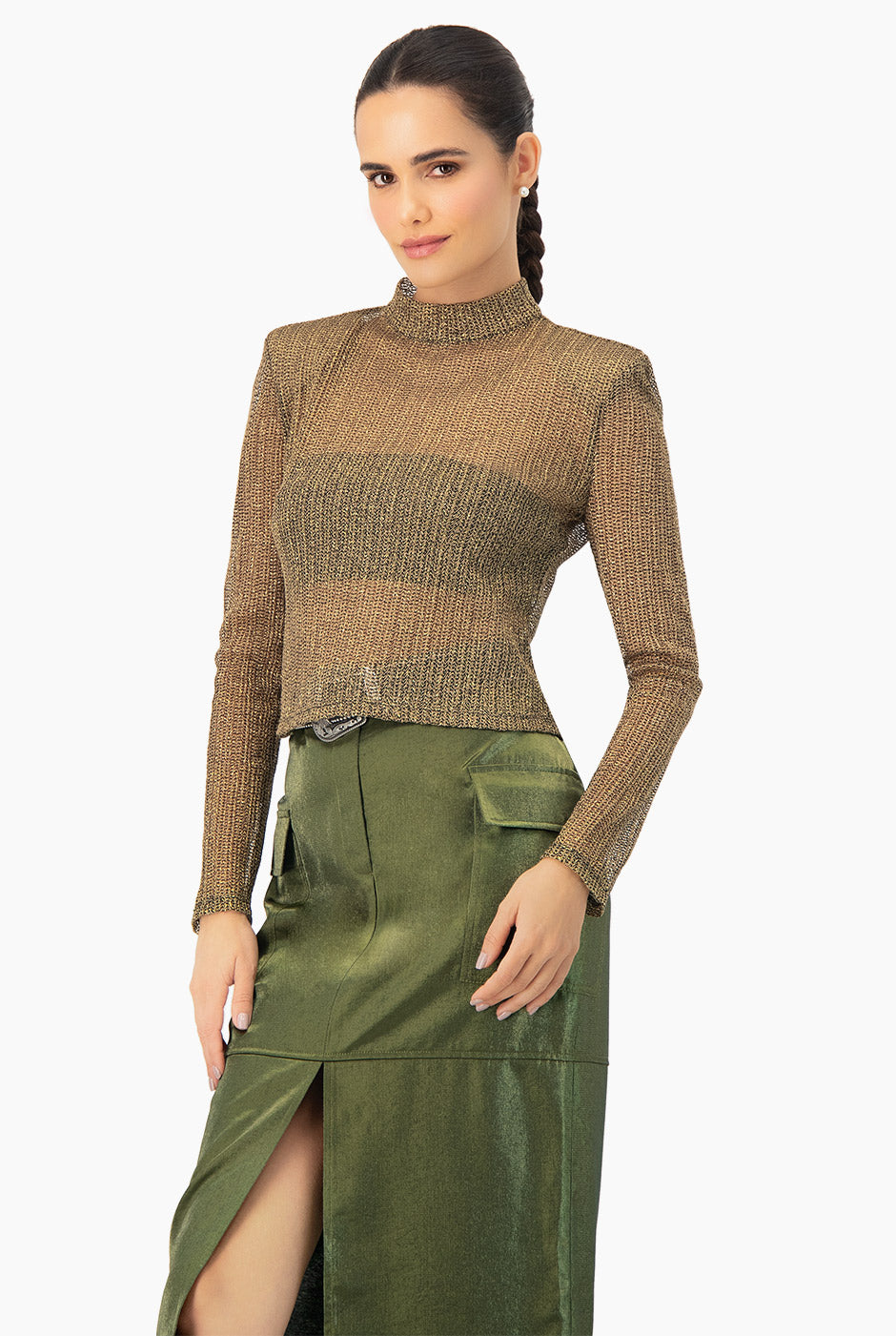 Blusa corta dorada de manga larga y cuello alto