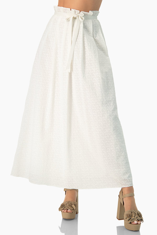 Maxi falda en tono blanco con cinta