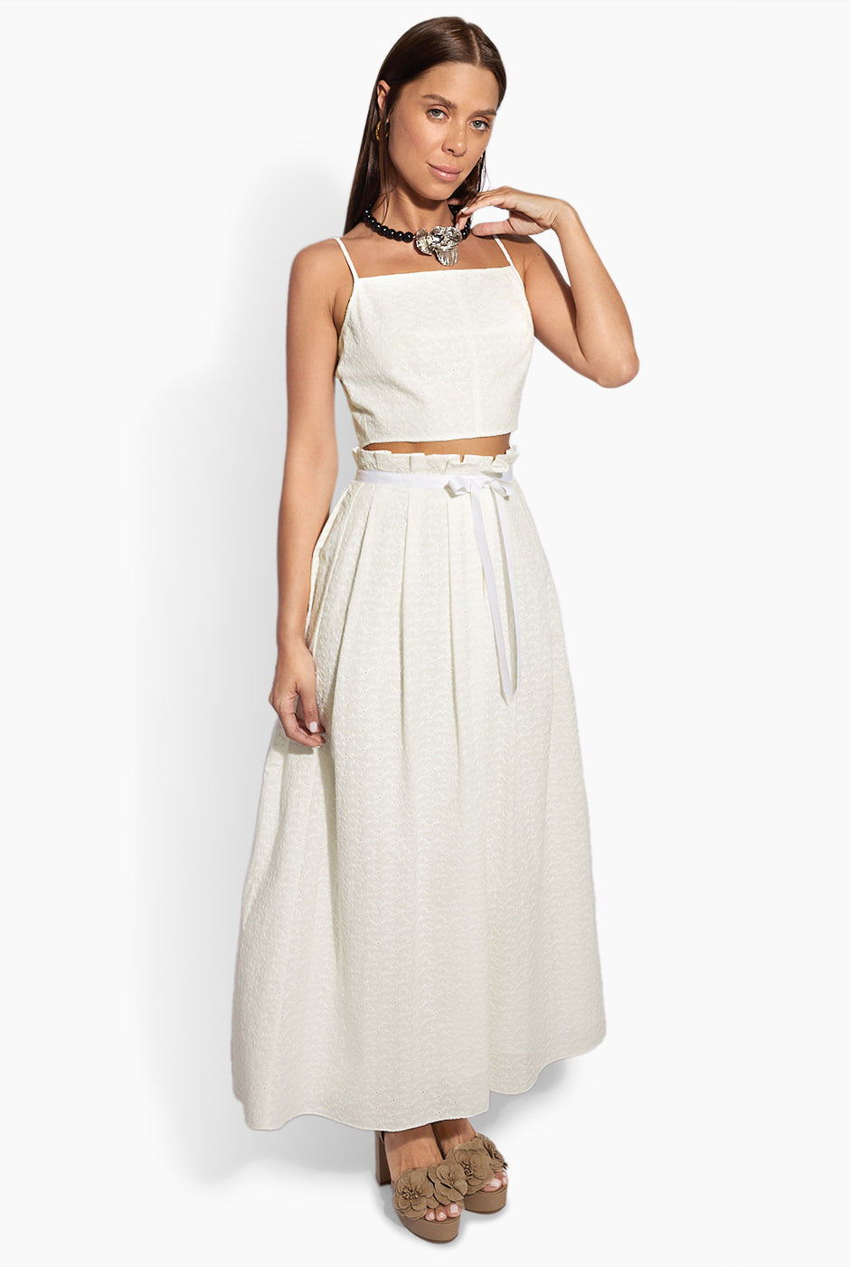 Maxi falda blanca con cinta de Ivonne, elegante y sofisticada.