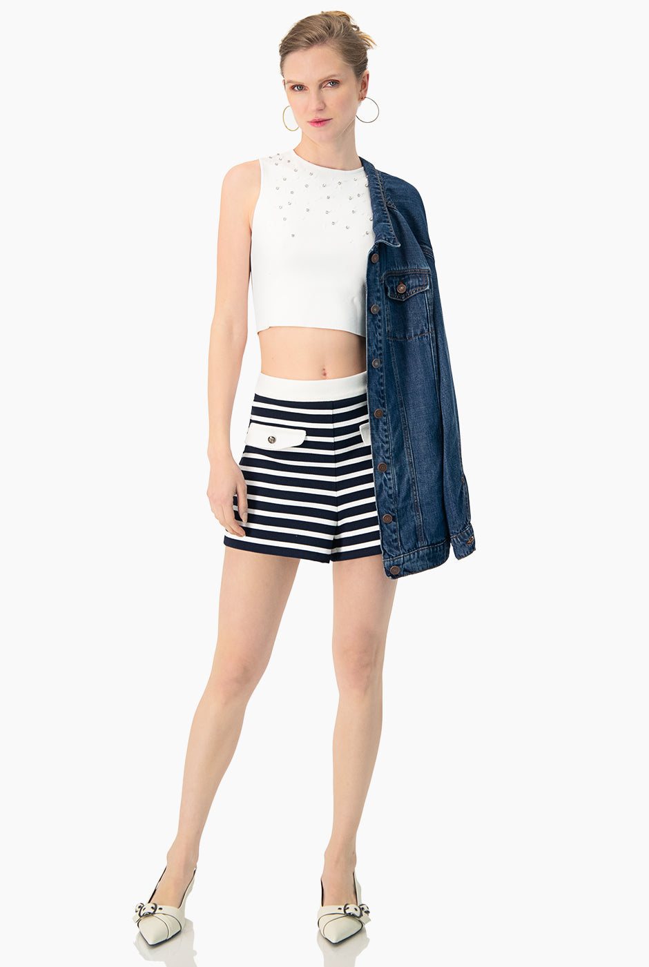 Short sastreado de rayas azul marino con carteras frontales, diseño moderno de Ivonne